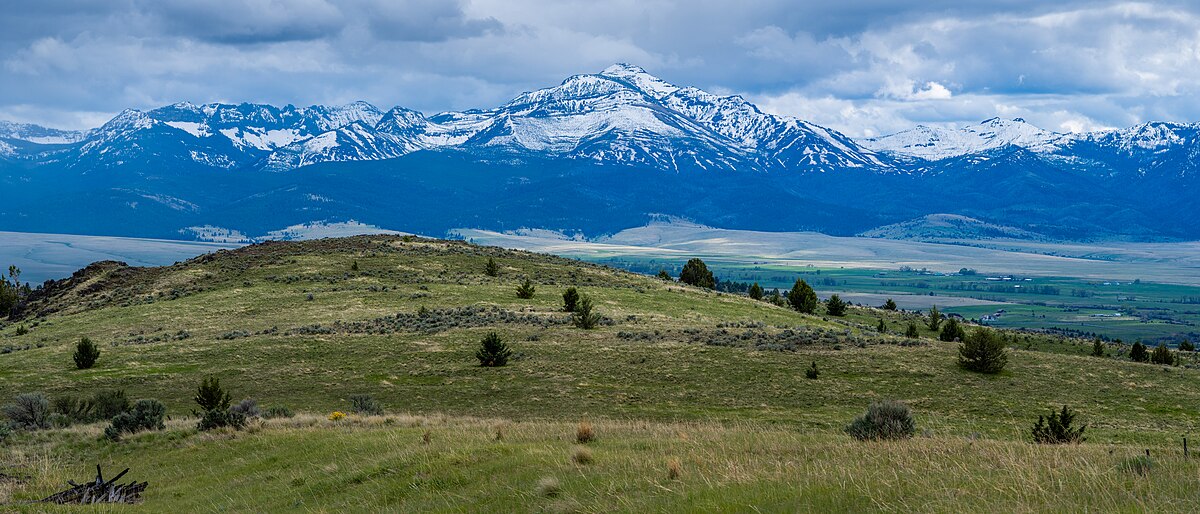 Strawberry Mountain Range seen from the northeast, near Quamash
